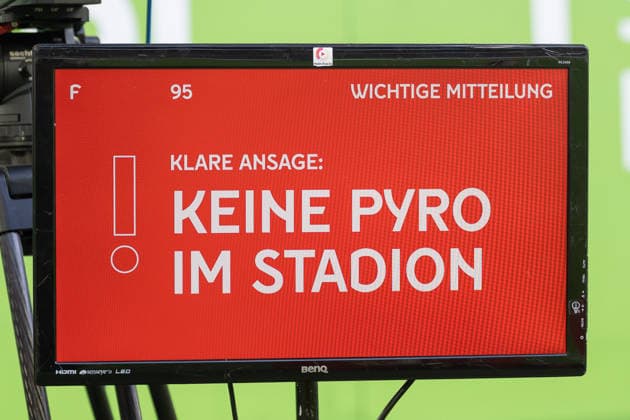 20 12 2025, Football 2 Bundesliga, Season 2025 2026, 17 Matchday, Fortuna Duesseldorf SpVgg Greuther Fuerth in the Merkur Spiel Arena in Duesseldorf Fortuna addresses the fans before the match Important note According to the regulations of the DFL German Football League or the DFB German Football Association, it is prohibited to use or have used photographs taken in the stadium and or from the match in the form of sequential images and or video-like photo series Photo Kirchner Media Thomas Haesler Copyright: xKirchner-Media ThomasxHaeslerx
