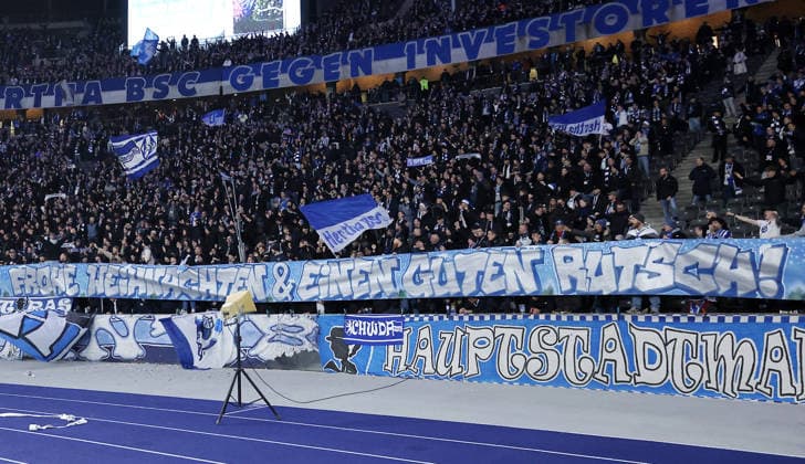 Poster, banner of the Hertha fans Merry Christmas and a Happy New Year Sports Soccer Football DFL 2 Bundesliga Men 17 Matchday Season 2025 2026 19 12 2025 Hertha BSC Berlin vs DSC Arminia Bielefeld DFL regulations prohibit any use of photographs as image sequences and or quasi video
