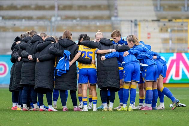 Players from FC Carl Zeiss Jena swear in with a team circle before kick-off, circle, team circle, concentration, camaraderie, speech, motivation, 20 12 2025, Sinsheim Hoffenheim Germany , Football, Google Pixel Womens Bundesliga, TSG 1899 Hoffenheim FC Carl Zeiss Jena, DFB DFL REGULATIONS PROHIBIT ANY USE OF PHOTOGRAPHS AS IMAGE SEQUENCES AND OR QUASI VIDEO xozx