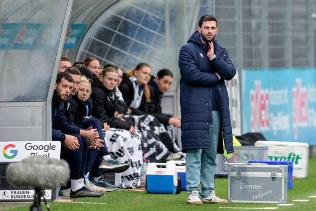 Florian Kästner coach, head coach, Jena , cropped image, full body, single image, single photo, action, action, on the sidelines, 20 12 2025, Sinsheim Hoffenheim Germany , football, Google Pixel Women Bundesliga, TSG 1899 Hoffenheim FC Carl Zeiss Jena, DFB DFL REGULATIONS PROHIBIT ANY USE OF PHOTOGRAPHS AS IMAGE SEQUENCES AND OR QUASI VIDEO xozx
