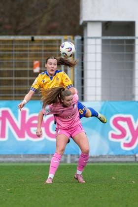 v li Felicia Sträßer Strässer, Jena, 8 , Valesca Ampoorter TSG, 18 , at header, header duel, game scene, duel in the air, action, action, 20 12 2025, Sinsheim Hoffenheim Germany , Football, Google Pixel Women Bundesliga, TSG 1899 Hoffenheim FC Carl Zeiss Jena, DFB DFL REGULATIONS PROHIBIT ANY USE OF PHOTOGRAPHS AS IMAGE SEQUENCES AND OR QUASI VIDEO xozx