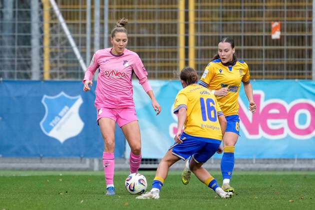 v li Lisann Kaut TSG, 4 , Lisa Gora Jena, 16 , Felicia Sträßer Strässer, Jena, 8 , duel, duel, tackle, tackling, dynamics, action, action, 20 12 2025, Sinsheim Hoffenheim Germany , Soccer, Google Pixel Women Bundesliga, TSG 1899 Hoffenheim FC Carl Zeiss Jena, DFB DFL REGULATIONS PROHIBIT ANY USE OF PHOTOGRAPHS AS IMAGE SEQUENCES AND OR QUASI VIDEO xozx