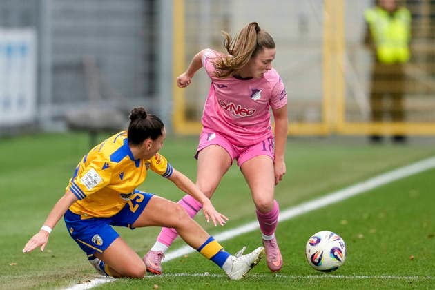 v li Noemi Gentile Jena, 25 , Valesca Ampoorter TSG, 18 , duel, duel, tackle, tackling, dynamics, action, action, 20 12 2025, Sinsheim Hoffenheim Germany , Football, Google Pixel Women Bundesliga, TSG 1899 Hoffenheim FC Carl Zeiss Jena, DFB DFL REGULATIONS PROHIBIT ANY USE OF PHOTOGRAPHS AS IMAGE SEQUENCES AND OR QUASI VIDEO xozx