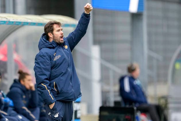 Thomas Johrden Interim Coach, Coach, TSG , gives instructions, gestures, gesticulates with arms, single image, single photo, action, action, 20 12 2025, Sinsheim Hoffenheim Germany , Football, Google Pixel Women Bundesliga, TSG 1899 Hoffenheim FC Carl Zeiss Jena, DFB DFL REGULATIONS PROHIBIT ANY USE OF PHOTOGRAPHS AS IMAGE SEQUENCES AND OR QUASI VIDEO xozx