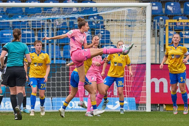 Goal chance after corner for Franziska Harsch TSG 1899 Hoffenheim, 17 GER, TSG 1899 Hoffenheim vs FC Carl Zeiss Jena, Football, Women, Google Pixel Bundesliga, Matchday 14, Season 2025 2026, 20 12 2025 DFL, DFB regulations prohibit any use of photographs as image sequences and or quasi video GER, TSG 1899 Hoffenheim vs FC Carl Zeiss Jena, Football, Women, Google Pixel Bundesliga, Matchday 14, Season 2025 2026, 20 12 2025 Sinsheim Copyright: xEibner-Pressefoto GeraldxOelze-dexStoppanyx EP_ODS