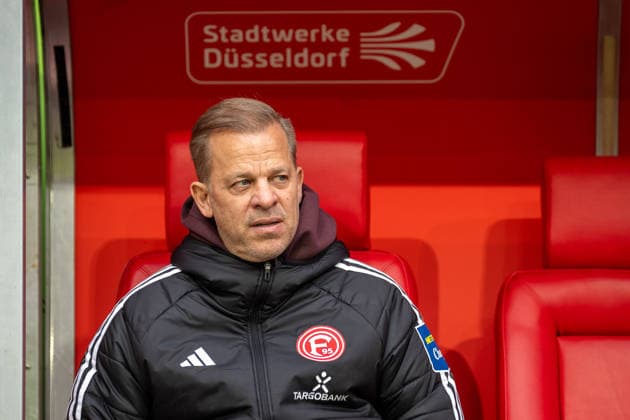 20 12 2025, Soccer 2 Bundesliga, Season 2025 2026, 17 Matchday, Fortuna Duesseldorf SpVgg Greuther Fuerth in the Merkur Spiel Arena in Duesseldorf Markus Anfang Fortuna Duesseldorf, Head Coach is tense before the match Important note According to the regulations of the DFL German Football League or the DFB German Football Association, it is prohibited, to utilize or have utilized photographs taken in the stadium and or of the match in the form of sequential images and or video-like photo series Foto Kirchner Media Thomas Haesler Copyright: xKirchner-Media ThomasxHaeslerx