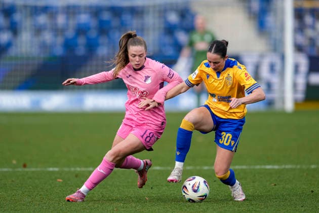 v li Valesca Ampoorter TSG, 18 , Elena Mühlemann Jena, 30 , duel, duel, tackle, tackling, dynamics, action, action, 20 12 2025, Sinsheim Hoffenheim Germany , Football, Google Pixel Women Bundesliga, TSG 1899 Hoffenheim FC Carl Zeiss Jena, DFB DFL REGULATIONS PROHIBIT ANY USE OF PHOTOGRAPHS AS IMAGE SEQUENCES AND OR QUASI VIDEO xozx