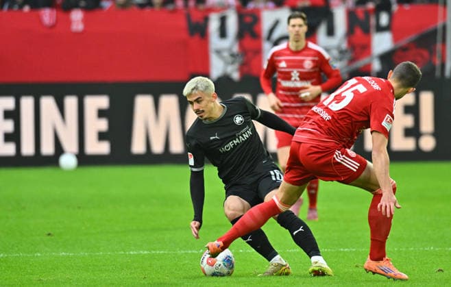 20 12 2025 Soccer Season 2025 2026 2 Soccer Bundesliga 17 Matchday Fortuna Düsseldorf F95 SpVgg Greuther Fürth Kleeblatt Sportfoto Zink MeZi xmexzix DFL regulations prohibit any use of photographs as image sequences and or quasi video only for editorial use Aaron Keller 16, SpVgg Greuther Fürth Tim Oberdorf 15, Fortuna Düsseldorf F95, links