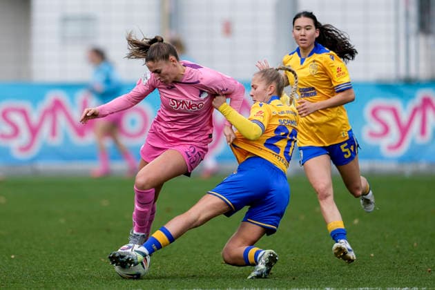 v li Melissa Kössler TSG, 25 , Stefanie Schmid Steffi Schmid, Jena, 20 , Suya Haering Jena, 5 , duel, duel, tackle, tackling, dynamics, action, action, 20 12 2025, Sinsheim Hoffenheim Germany , Soccer, Google Pixel Women Bundesliga, TSG 1899 Hoffenheim FC Carl Zeiss Jena, DFB DFL REGULATIONS PROHIBIT ANY USE OF PHOTOGRAPHS AS IMAGE SEQUENCES AND OR QUASI VIDEO xozx