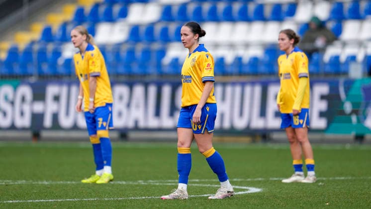 from left Melina Reuter Jena, 7 , Elena Mühlemann Jena, 30 , Lisa Gora Jena, 16 , players of FC Carl Zeiss Jena, looking disappointed, disappointment, frustration, disappointed, pessimistic, after conceding the 2 0 goal, action, action, Match scene, 20 12 2025, Sinsheim Hoffenheim Germany , Soccer, Google Pixel Women Bundesliga, TSG 1899 Hoffenheim FC Carl Zeiss Jena, DFB DFL REGULATIONS PROHIBIT ANY USE OF PHOTOGRAPHS AS IMAGE SEQUENCES AND OR QUASI VIDEO xozx