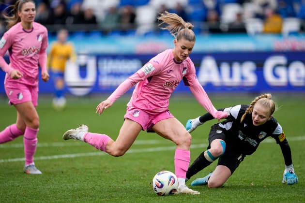 from left goal scorer Selina Cerci TSG, 29 curves around Jasmin Janning goalkeeper, goalkeeper, Jena, 1 and scores the goal for 4 0, goal, goal success, highlight, action, action scene, 20 12 2025, Sinsheim Hoffenheim Germany , Soccer, Google Pixel Womens Bundesliga, TSG 1899 Hoffenheim FC Carl Zeiss Jena, DFB DFL REGULATIONS PROHIBIT ANY USE OF PHOTOGRAPHS AS IMAGE SEQUENCES AND OR QUASI VIDEO xozx