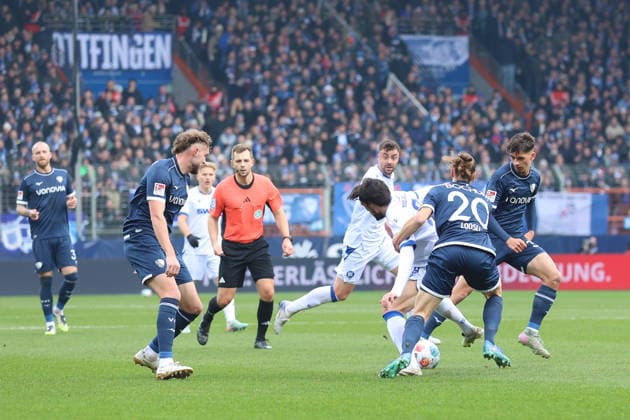 Duel between Roko Simic Karlsruher SC and Noah Loosli VfL Bochum GER, VfL Bochum vs Karlsruher SC, Football, 2 Liga, Matchday 17, Season 2025 2026, 20 12 2025 DFL REGULATES PROHIBIT ANY USE OF PHOTOGRAPHS AS IMAGE SEQUENCES AND OR QUASI VIDEO GER, VfL Bochum vs Karlsruher SC, Football, 2 Liga, Matchday 17, Season 2025 2026, 20 12 2025 Bochum Copyright: xEibner-Pressefoto FrankxZeisingx EP_FZG