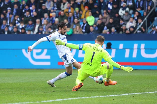 Duel between Timo Horn VfL Bochum and Roko Simic Karlsruher SC GER, VfL Bochum vs Karlsruher SC, Football, 2 Liga, Matchday 17, Season 2025 2026, 20 12 2025 DFL REGULATES PROHIBIT ANY USE OF PHOTOGRAPHS AS IMAGE SEQUENCES AND OR QUASI VIDEO GER, VfL Bochum vs Karlsruher SC, Football, 2 Liga, Matchday 17, Season 2025 2026, 20 12 2025 Bochum Copyright: xEibner-Pressefoto FrankxZeisingx EP_FZG