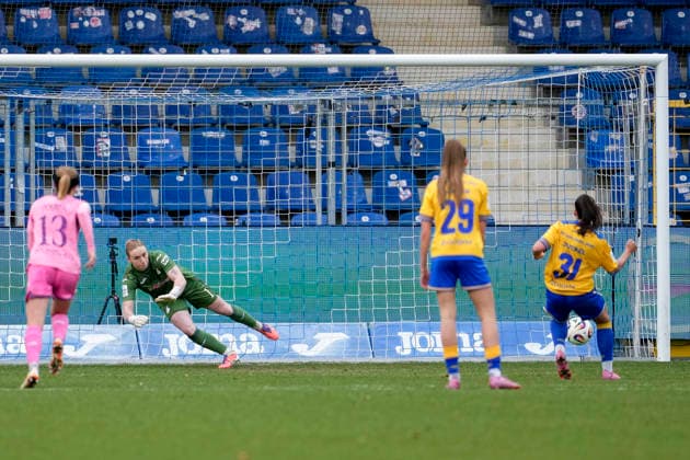 v li Laura Johanna Dick goalkeeper, goalkeeper, TSG, 1 has no chance against Nelly Juckel Jenas penalty kick, 31 , scores the goal for 4 1, goal, goal success, highlight, action, action, game scene, 20 12 2025, Sinsheim Hoffenheim Germany , Football, Google Pixel Womens Bundesliga, TSG 1899 Hoffenheim FC Carl Zeiss Jena, DFB DFL REGULATIONS PROHIBIT ANY USE OF PHOTOGRAPHS AS IMAGE SEQUENCES AND OR QUASI VIDEO xozx