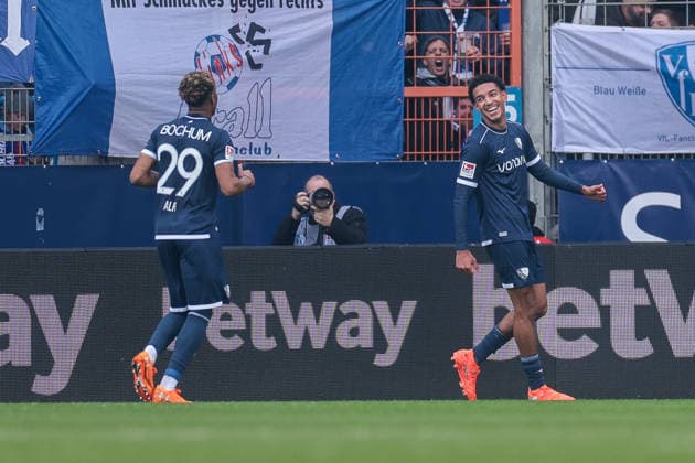 20 12 2025, Football, Season 2025 2026, 2 Bundesliga, Matchday 17, VfL Bochum 1848 Karlsruher SC, f l Farid Alfa Ruprecht VfL Bochum 1848 , Francis Onyeka VfL Bochum 1848 celebrate the goal to 1 0, Bochum Vonovia Ruhrstadion NRW Germany xRHR PHOTO DEx Copyright: DennisxEwert RHR-FOTOx RHR-FOTO DE