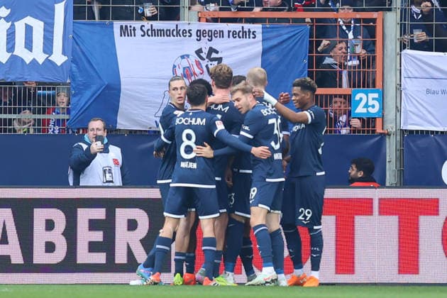 Goal celebration to 1 0 for VfL Bochum by Francis Onyeka VfL Bochum GER, VfL Bochum vs Karlsruher SC, Soccer, 2 Liga, Matchday 17, Season 2025 2026, 20 12 2025 DFL REGULATES PROHIBIT ANY USE OF PHOTOGRAPHS AS IMAGE SEQUENCES AND OR QUASI VIDEO GER, VfL Bochum vs. Karlsruher SC, Football, 2 Liga, Matchday 17, Season 2025 2026, 20 12 2025 Bochum Copyright: xEibner-Pressefoto FrankxZeisingx EP_FZG