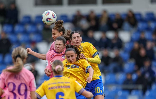 GER, Hoffenheim, TSG Hoffenheim vs Carl Zeiss Jena, Google Pixel Womens Bundesliga, Football, DFB, Season 2025 2026, Dietmar Hopp Stadium, 14 Matchday in picture v l Franziska Harsch TSG 1899 Hoffenheim Women 17 , Nelly Juckel FC Carl Zeiss Jena Women 31 , Merza Julević FC Carl Zeiss Jena Women 10 , header duel, duel DFB DFL REGULATIONS PROHIBIT ANY USE OF PHOTOGRAPHS AS IMAGE SEQUENCES AND OR QUASI VIDEO, 20 12 2025 Copyright: HMBxMedia HendrikxHamelau