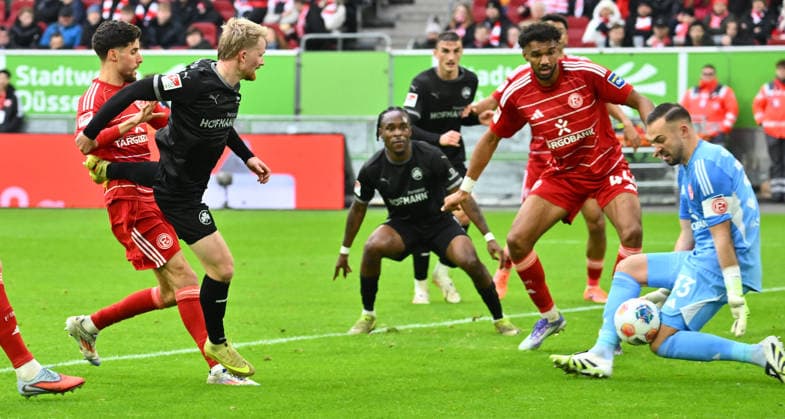 20 12 2025 Soccer Season 2025 2026 2 Soccer Bundesliga 17 Matchday Fortuna Düsseldorf F95 SpVgg Greuther Fürth Kleeblatt Sportfoto Zink xwoxzix DFL regulations prohibit any use of photographs as image sequences and or quasi video only for editorial use Jomaine Consbruch 14, SpVgg Greuther Fürth Florian Kastenmeier 33, Fortuna Düsseldorf F95 Chance Torchance