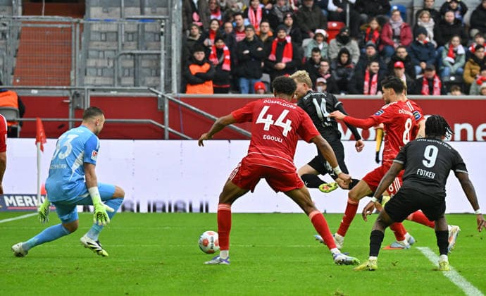 20 12 2025 Soccer Season 2025 2026 2 Soccer Bundesliga 17 Matchday Fortuna Düsseldorf F95 SpVgg Greuther Fürth Kleeblatt Sportfoto Zink MeZi xmexzix DFL regulations prohibit any use of photographs as image sequences and or quasi video only for editorial use Torchance Jomaine Consbruch 14, SpVgg Greuther Fürth v Florian Kastenmeier 33, Fortuna Düsseldorf F95