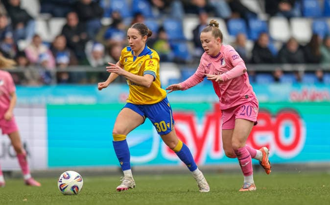 GER, Hoffenheim, TSG Hoffenheim vs Carl Zeiss Jena, Google Pixel Womens Bundesliga, Football, DFB, Season 2025 2026, Dietmar Hopp Stadium, 14 Matchday in picture v l Elena Mühlemann FC Carl Zeiss Jena Women 30 , Laura Gloning TSG 1899 Hoffenheim Women 20 , Duel DFB DFL REGULATIONS PROHIBIT ANY USE OF PHOTOGRAPHS AS IMAGE SEQUENCES AND OR QUASI VIDEO, 20 12 2025 Copyright: HMBxMedia HendrikxHamelau