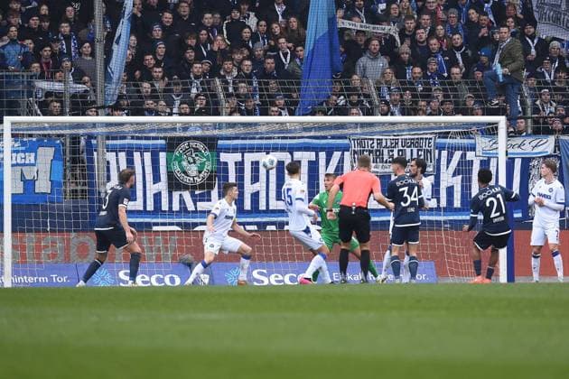 Soccer 2 Bundesliga 17 Matchday VfL Bochum Karlsruher SC on 20 12 2025 at Vonovia Ruhrstadion in Bochum Goal Shot Goal for 1 0 by Francis Onyeka Bochum DFL regulations prohibit any use of photographs as image sequences and or quasi video xRx