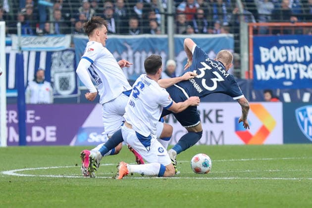 duel between Philipp Hofmann VfL Bochum and Nicolai Rapp Karlsruher SC GER, VfL Bochum vs Karlsruher SC, Football, 2 Liga, Matchday 17, Season 2025 2026, 20 12 2025 DFL REGULATES PROHIBIT ANY USE OF PHOTOGRAPHS AS IMAGE SEQUENCES AND OR QUASI VIDEO GER, VfL Bochum vs Karlsruher SC, Football, 2 Liga, Matchday 17, Season 2025 2026, 20 12 2025 Bochum Copyright: xEibner-Pressefoto FrankxZeisingx EP_FZG