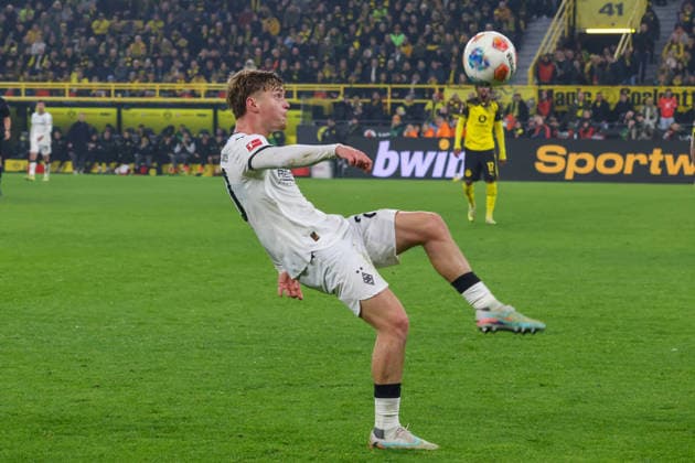 19 12 2025, xfanx, Football 1 Bundesliga, Borussia Dortmund Borussia Mönchengladbach v l Luca Netz Borussia Mönchengladbach DFL DFB REGULATIONS PROHIBIT ANY USE OF PHOTOGRAPHS as IMAGE SEQUENCES and or QUASI VIDEO Dortmund mfan