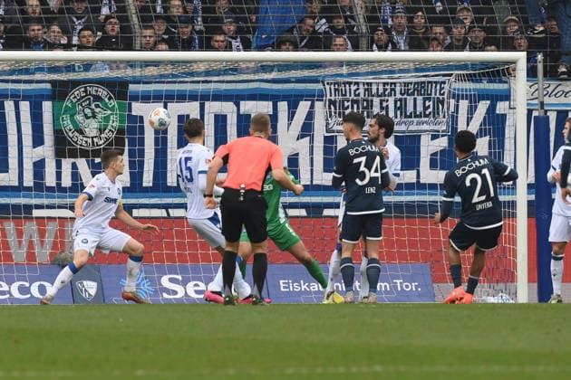Francis Onyeka VfL Bochum , re , scores the goal for 1 0 20 12 2025, Soccer 2 Bundesliga, Season 2025 2026, 17 Matchday, VfL Bochum Karlsruher SC DFL regulations prohibit any use of photographs as image sequences and or quasi video Bochum Vonovia Ruhrstadion Nordrhein Westfalen Germany Team2