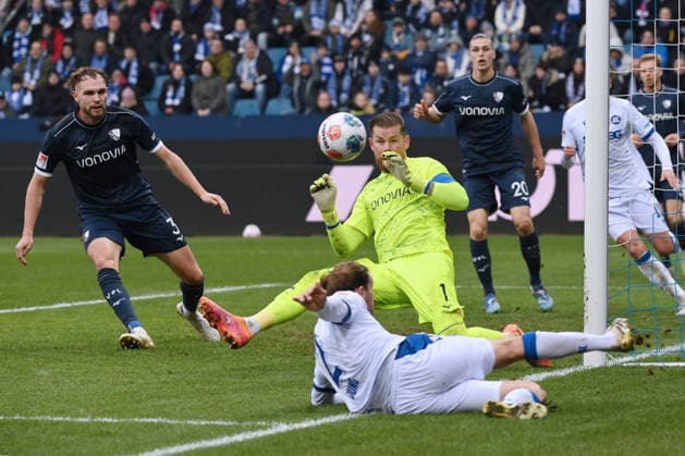 Goalkeeper Timo Horn VfL Bochum in action against Sebastian Jung Karlsruher SC , left Philipp Strompf VfL Bochum 20 12 2025, Soccer 2 Bundesliga, Season 2025 2026, 17 Matchday, VfL Bochum Karlsruher SC DFL regulations prohibit any use of photographs as image sequences and or quasi video Bochum Vonovia Ruhrstadion Nordrhein Westfalen Germany Team2
