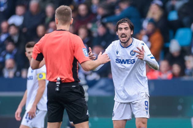 20 12 2025, Football, Season 2025 2026, 2 Bundesliga, Matchday 17, VfL Bochum 1848 Karlsruher SC, f l Referee MArc Philip Eckermann GER discusses with Roko Simic Karlsruher SC , Bochum Vonovia Ruhrstadion NRW Germany xRHR PHOTO DEx Copyright: DennisxEwert RHR-FOTOx RHR-FOTO DE