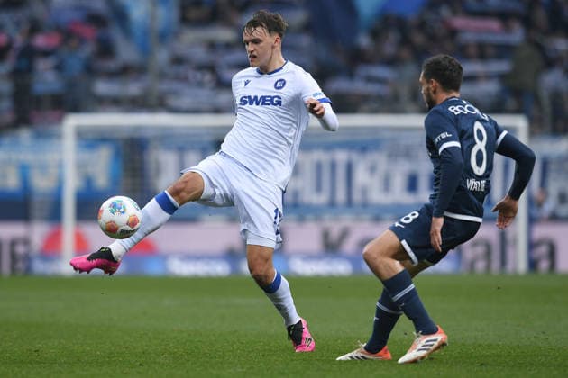 Soccer 2 Bundesliga 17 Matchday VfL Bochum Karlsruher SC on 20 12 2025 at Vonovia Ruhrstadion in Bochum Paul Scholl Karlsruhe , left Kjell Wätjen Bochum , right DFL regulations prohibit any use of photographs as image sequences and or quasi video xRx