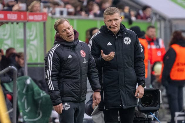 20 12 2025, Soccer 2 Bundesliga, Season 2025 2026, 17 Matchday, Fortuna Duesseldorf SpVgg Greuther Fuerth in the Merkur Spiel Arena in Duesseldorf Markus Anfang Fortuna Duesseldorf, Head Coach in conversation with Timo Gansloweit 4 Official Important notice According to the regulations of the DFL German Football League and the DFB German Football Association, it is prohibited to to utilize or have utilized photographs taken in the stadium and or of the match in the form of sequential images and or video-like photo series Foto Kirchner Media Thomas Haesler Copyright: xKirchner-Media ThomasxHaeslerx