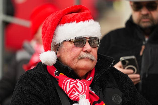 20 12 2025, xydrx, Football, 3 Liga, Rot Weiss Essen SSV Ulm 1846, Season 2025 2026, Stadion an der Hafenstraße A fan of Rot Weiss Essen with a Christmas cap DFB regulations prohibit any use of photographs as image sequences and or quasi video Photo xYannisxDreimannxPressefotoKochx Nordrhein Westfahlen Germany