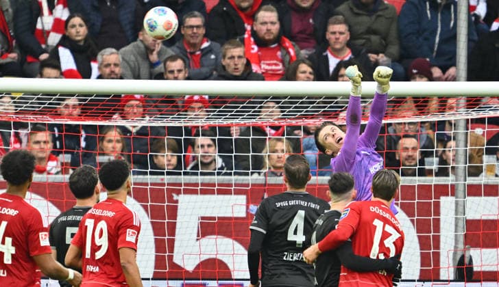 20 12 2025 Soccer season 2025 2026 2 Soccer Bundesliga 17 Matchday Fortuna Düsseldorf F95 SpVgg Greuther Fürth Kleeblatt Sportfoto Zink xwoxzix DFL regulations prohibit any use of photographs as image sequences and or quasi video only for editorial use Timo Schlieck 21, SpVgg Greuther Fürth before conceding goal Goal for 2 0 by Cedric Itten 13, Fortuna Düsseldorf F95