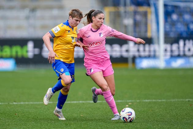v li Gwendolyn Mummert Gwen Mummert, Jena, 27 , Melissa Kössler TSG, 25 , duel, duel scene, duel, tackle, tackling, dynamics, action, action, 20 12 2025, Sinsheim Hoffenheim Germany , Football, Google Pixel Women Bundesliga, TSG 1899 Hoffenheim FC Carl Zeiss Jena, DFB DFL REGULATIONS PROHIBIT ANY USE OF PHOTOGRAPHS AS IMAGE SEQUENCES AND OR QUASI VIDEO xozx