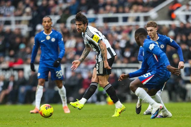 Newcastle United v Chelsea, Premier League Sandro Tonali Of Newcastle United in action during the Newcastle United v Chelsea Premier League match at St. James Park, Newcastle Upon Tyne, England on 20 December 2025 Credit: Lee Keuneke Every Second Media Editorial use only. All images are copyright Every Second Media Limited. No images may be reproduced without prior permission. All rights reserved. Premier League and Football League images are subject to licensing agreements with Football DataCo Limited. see https: www.football-dataco.com Copyright: xIMAGO EveryxSecondxMediax ESM-1718-0077 LeexKeunekex xEveryxSecondxMediax