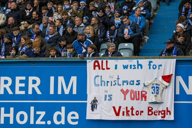 Rostock, Germany 20 December 2025 3 Liga 2025 2026 FC Hansa Rostock vs 1 FC Saarbrücken In the picture Shirt request from fans to Viktor Bergh Hansa Rostock DFB regulations prohibit any use of photographs as image sequences and or quasi video Copyright: xFotostandx xVoelkerx