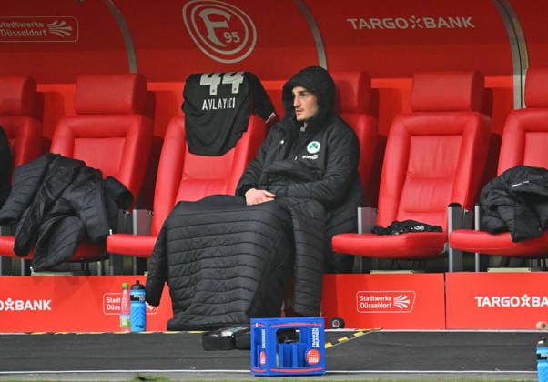 20 12 2025 Soccer season 2025 2026 2 Soccer Bundesliga 17 Matchday Fortuna Düsseldorf F95 SpVgg Greuther Fürth Kleeblatt Sportfoto Zink MeZi xmexzix DFL regulations prohibit any use of photographs as image sequences and or quasi video only for editorial use Philipp Ziereis 4, SpVgg Greuther Fürth disappointed disappointment