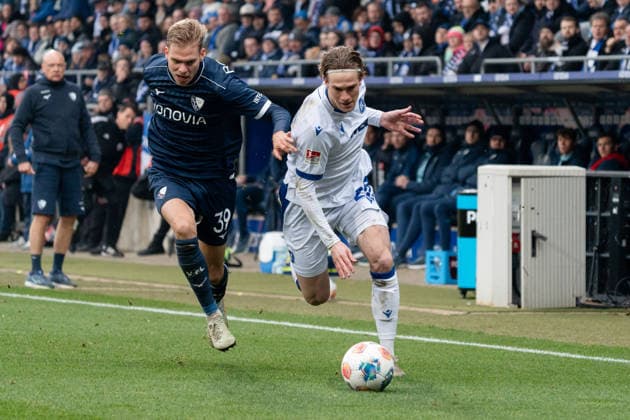 Germany 2 Bundesliga 2025 26, 17 Matchday VfL Bochum vs Karlsruher SC 20 12 2025 Vonovia Ruhrstadion Bochum, North Rhine-Westphalia Andreas Müller Karlsruher SC, 16 Leandro Morgalla VfL Bochum, 39 Copyright: xCelinaxLeiersx