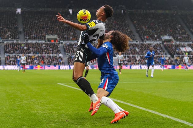 Newcastle United v Chelsea, Premier League Jacob Murphy Of Newcastle United in action during the Newcastle United v Chelsea Premier League match at St. James Park, Newcastle Upon Tyne, England on 20 December 2025 Credit: Lee Keuneke Every Second Media Editorial use only. All images are copyright Every Second Media Limited. No images may be reproduced without prior permission. All rights reserved. Premier League and Football League images are subject to licensing agreements with Football DataCo Limited. see https: www.football-dataco.com Copyright: xIMAGO EveryxSecondxMediax ESM-1718-0084 LeexKeunekex xEveryxSecondxMediax