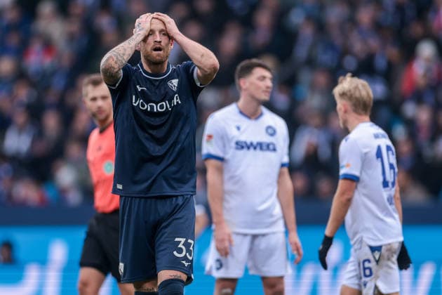 20 12 2025, Football, Season 2025 2026, 2 Bundesliga, Matchday 17, VfL Bochum 1848 Karlsruher SC, Philipp Hofmann VfL Bochum 1848 puts his hands to his face, Bochum Vonovia Ruhrstadion NRW Germany xRHR PHOTO DEx Copyright: DennisxEwert RHR-FOTOx RHR-FOTO DE