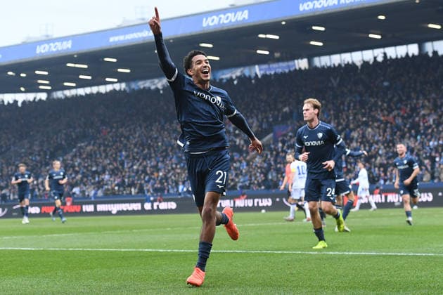 Soccer 2 Bundesliga 17 Matchday VfL Bochum Karlsruher SC on 20 12 2025 at Vonovia Ruhrstadion in Bochum Goal celebration to 2 1 by Francis Onyeka Bochum DFL regulations prohibit any use of photographs as image sequences and or quasi video xRx