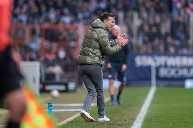 20 12 2025, Football, Season 2025 2026, 2 Bundesliga, Matchday 17, VfL Bochum 1848 Karlsruher SC, Head coach Christian Eichner Karlsruher SC motivates his team, Bochum Vonovia Ruhrstadion NRW Germany xRHR PHOTO DEx Copyright: DennisxEwert RHR-FOTOx RHR-FOTO DE