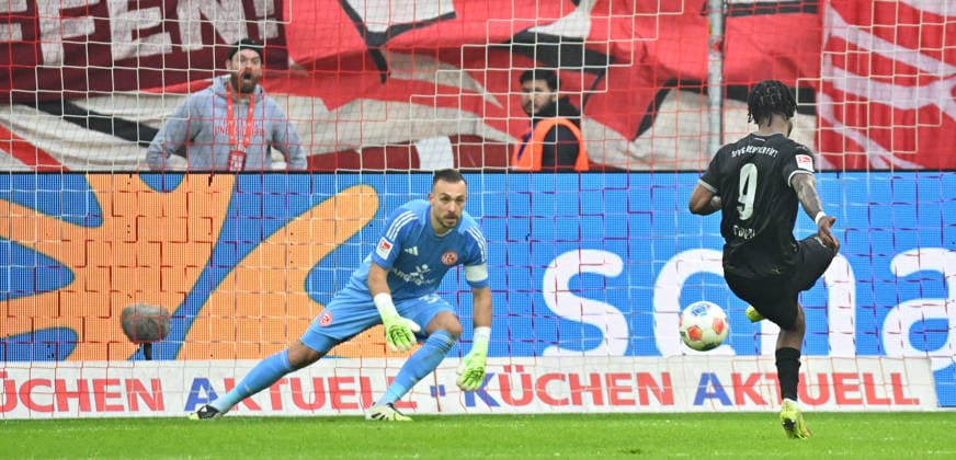20 12 2025 Soccer season 2025 2026 2 Soccer Bundesliga 17 Matchday Fortuna Düsseldorf F95 SpVgg Greuther Fürth Kleeblatt Sportfoto Zink MeZi xmexzix DFL regulations prohibit any use of photographs as image sequences and or quasi video only for editorial use Noel Futkeu 9, SpVgg Greuther Fürth scores goal Goal shot for 2 1 against Florian Kastenmeier 33, Fortuna Düsseldorf F95 by penalty kick Penalty kick