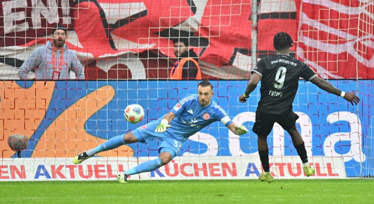 20 12 2025 Soccer season 2025 2026 2 Soccer Bundesliga 17 Matchday Fortuna Düsseldorf F95 SpVgg Greuther Fürth Kleeblatt Sportfoto Zink MeZi xmexzix DFL regulations prohibit any use of photographs as image sequences and or quasi video only for editorial use Noel Futkeu 9, SpVgg Greuther Fürth scores goal Goal shot for 2 1 against Florian Kastenmeier 33, Fortuna Düsseldorf F95 by penalty kick Penalty kick
