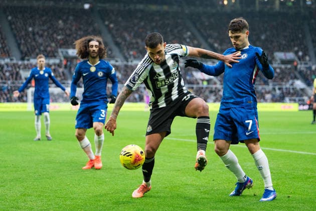 NEWCASTLE UPON TYNE, ENGLAND, DEC 20: Bruno Guimaraes of Newcastle United (C) under pressure from Pedro Neto of Chelsea (R) during the Premier League match between Newcastle United and Chelsea FC at St James Park on December 20, 2025 in Newcastle, England. Photo by Will Palmer SPP Copyright: xWillxPalmer SPPx Sportspressphoto_SPR75443