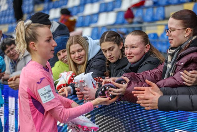 GER, Hoffenheim, TSG Hoffenheim vs Carl Zeiss Jena, Google Pixel Womens Bundesliga, Football, DFB, Season 2025 2026, Dietmar Hopp Stadium, 14 Matchday in picture Vanessa Diehm TSG 1899 Hoffenheim Women 6 gives the fans soccer boots after the match DFB DFL REGULATIONS PROHIBIT ANY USE OF PHOTOGRAPHS AS IMAGE SEQUENCES AND OR QUASI VIDEO, 20 12 2025 Copyright: HMBxMedia HendrikxHamelau