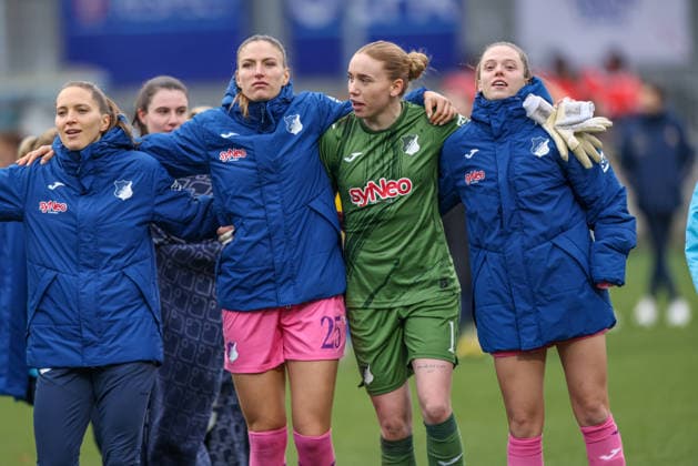 GER, Hoffenheim, TSG Hoffenheim vs Carl Zeiss Jena, Google Pixel Frauen Bundesliga, Soccer, DFB, Spielzeit 2025 2026, Dietmar Hopp Stadion, 14 Spieltag im Bild TSG Hoffenheim Frauen are happy about the victory after the match against Jena, Victory by goals 5 1, Melissa Kössler TSG 1899 Hoffenheim Frauen 25 , Laura Dick TSG 1899 Hoffenheim Frauen 1 DFB DFL REGULATIONS PROHIBIT ANY USE OF PHOTOGRAPHS AS IMAGE SEQUENCES AND OR QUASI VIDEO, 20 12 2025 Copyright: HMBxMedia HendrikxHamelau