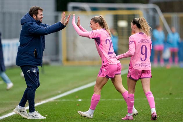 from left Thomas Johrden interim coach, coach, TSG , Selina Cerci TSG, 29 , Jill Janssens TSG, 9 , TSG 1899 Hoffenheim players, cheer about the goal to 4 0, cheer, goal celebration, celebrate the goal, goal, celebration, cheers about the goal, rejoicing, joy, rejoices, optimistic, positive, game scene, highlight, action, 20 12 2025, Sinsheim Hoffenheim Germany , Soccer, Google Pixel Women Bundesliga, TSG 1899 Hoffenheim FC Carl Zeiss Jena, DFB DFL REGULATIONS PROHIBIT ANY USE OF PHOTOGRAPHS AS IMAGE SEQUENCES AND OR QUASI VIDEO xozx