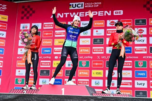 UCI Cyclocross World Cup 2025-2026 Antwerpen ANTWERPEN, BELGIUM - DECEMBER 20 : Brand Lucinda of Baloise Glowi Lions, Alvarado Ceylin del Carmen of Fenix-Deceuninck, Van Alphen Aniek (NED) of Cyclocross Reds on the podium during the 5th leg of the Antwerpen UCI Cyclocross World Cup 2025-2026 a cyclocross race for Men Women on December 20, 2025 in Antwerpen, Belgium, 20 12 2025 ( Antwerpen Belgium  Copyright: xPeterxDexVoechtx